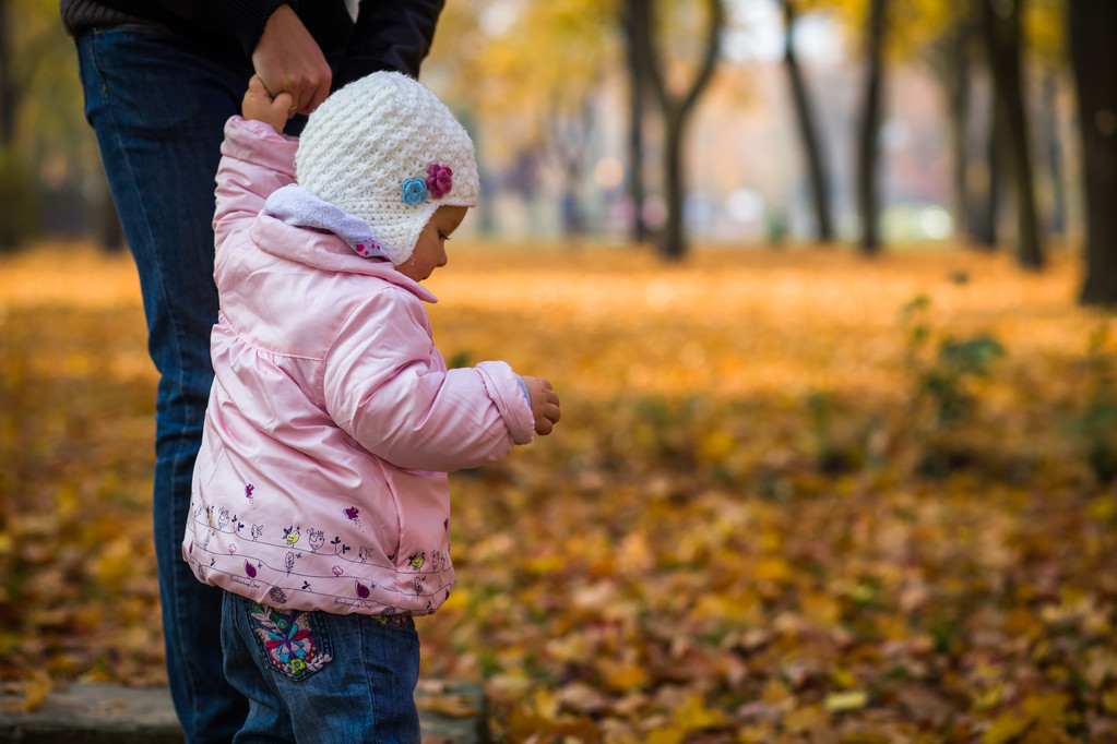 Bébé fille dans le parc d'automne doré
 - Photo, image