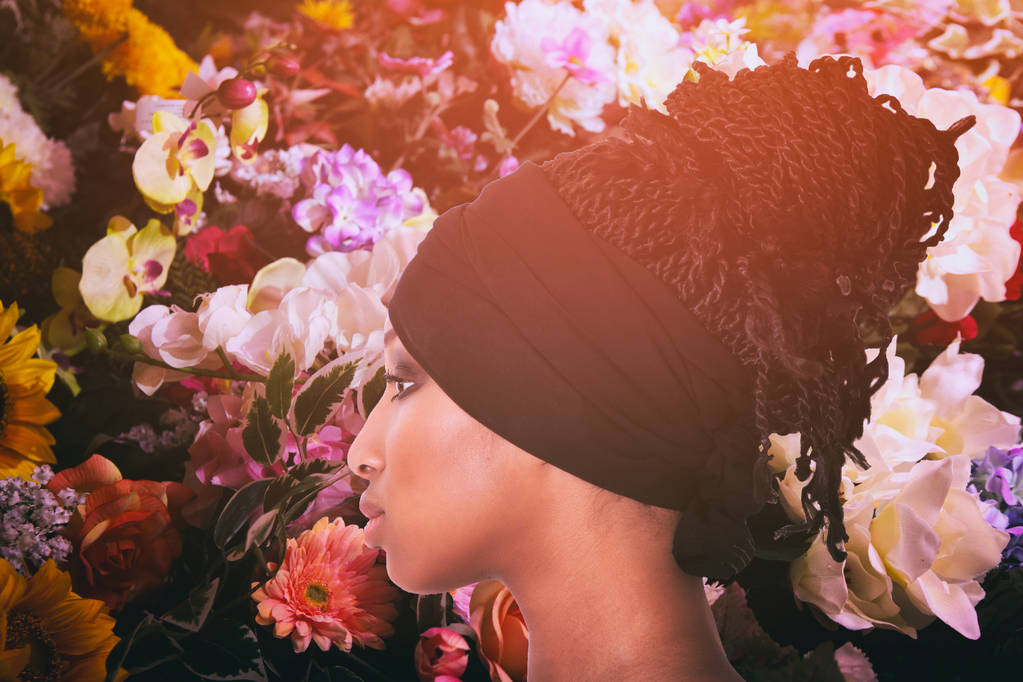 Портрет красивої дівчини з плетеними зачісками і барвистими квітами
 - Фото, зображення