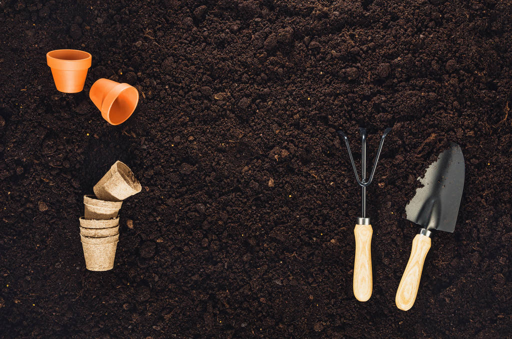 Kerti szerszámok, a kerti talaj textúra háttér felülnézet - Fotó, kép