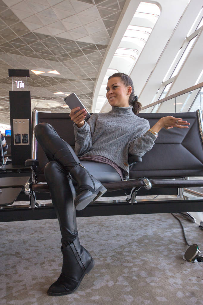 vrouw zitten in de luchthaven lounge - Foto, afbeelding