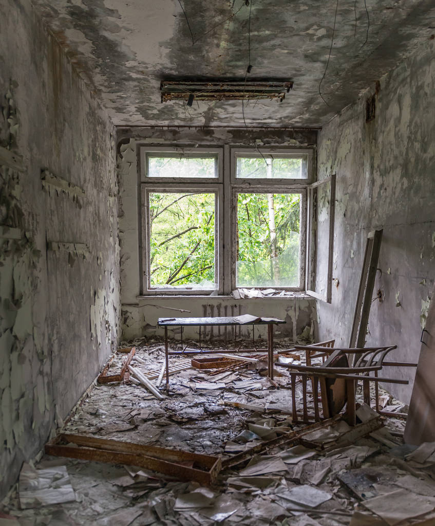 studium szkoła opuszczonych z gruzu i uszkodzone meble - Zdjęcie, obraz