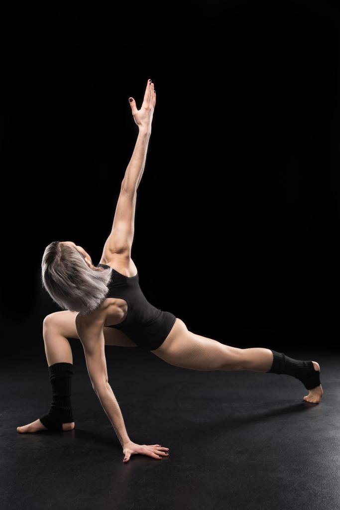 Jovem dançarina posando
  - Foto, Imagem