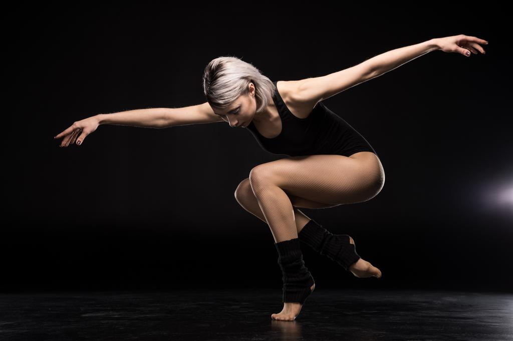 Tanzende Frau im Body - Foto, Bild
