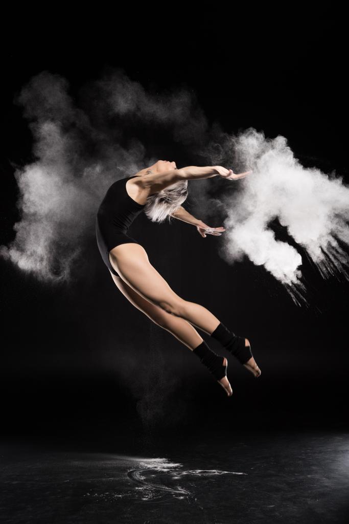 mujer bailando en traje de cuerpo
 - Foto, Imagen