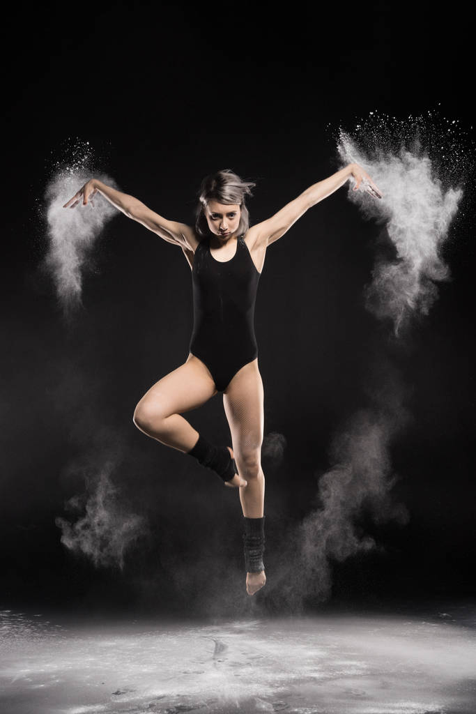 donna danzante in body
 - Foto, immagini
