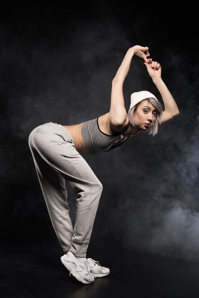 スポーツ衣料に踊る女性 - 写真・画像