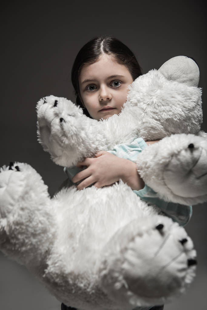 Rémült lány gazdaság nagy fehér medve - Fotó, kép