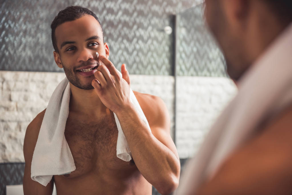 Afro-amerikai férfi-fürdőszobában - Fotó, kép