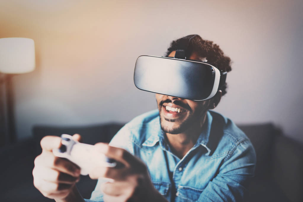 Africano uomo godendo di realtà virtuale
 - Foto, immagini