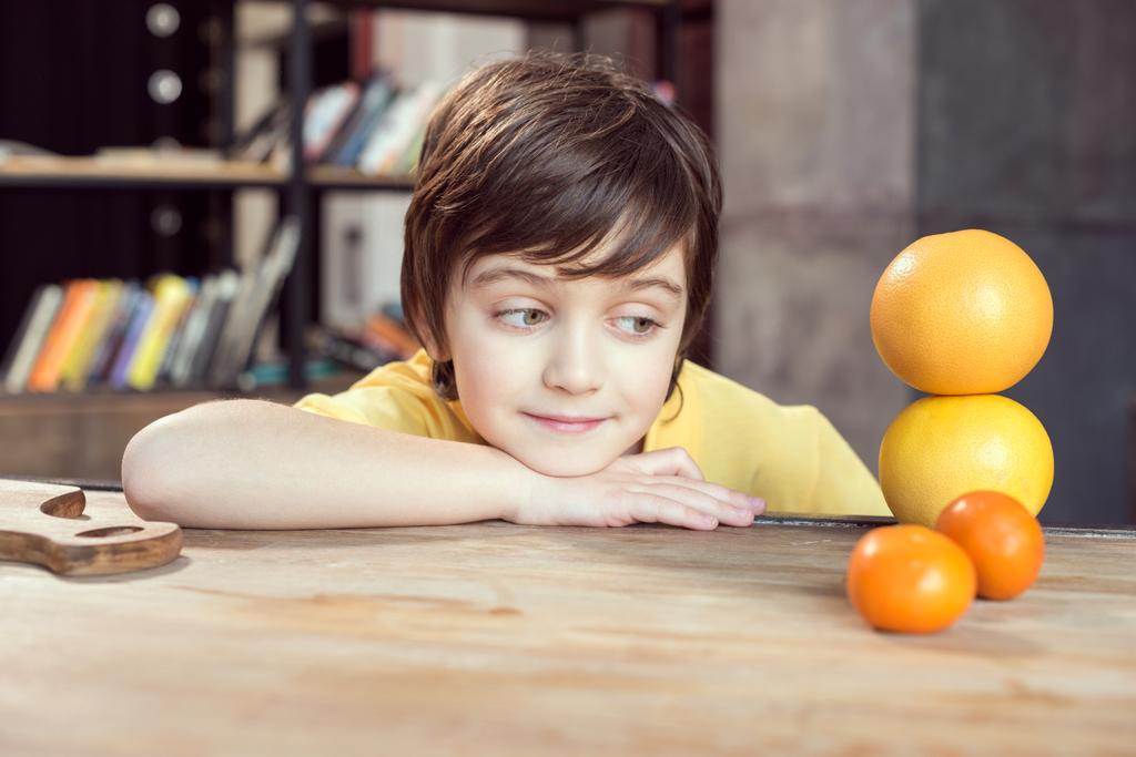 Meyve ile oynayan çocuk - Fotoğraf, Görsel