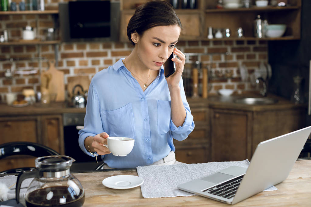 Businesswoman drinking coffee - Photo, Image