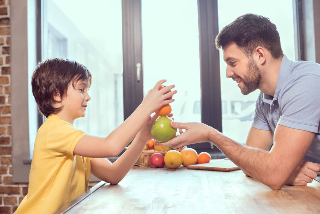 Батько і син з фруктами
 - Фото, зображення