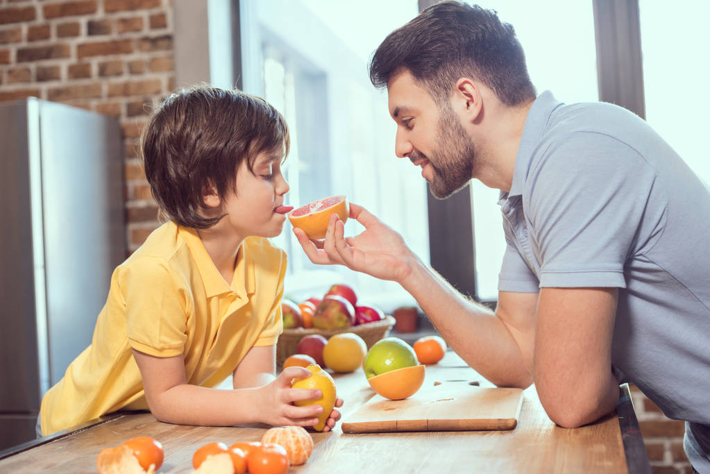 Ojciec i syn z owocami - Zdjęcie, obraz