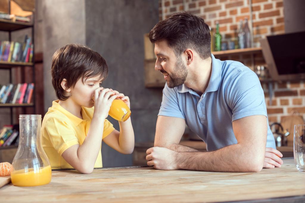 Vater und Sohn trinken Saft - Foto, Bild