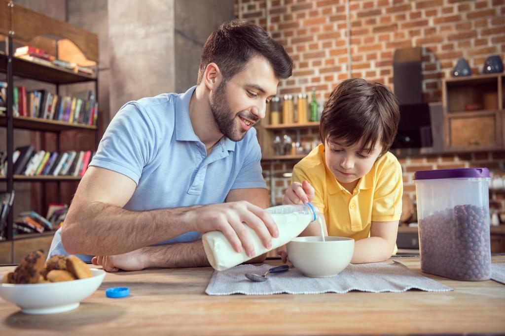 Pai e filho tomando café da manhã
 - Foto, Imagem