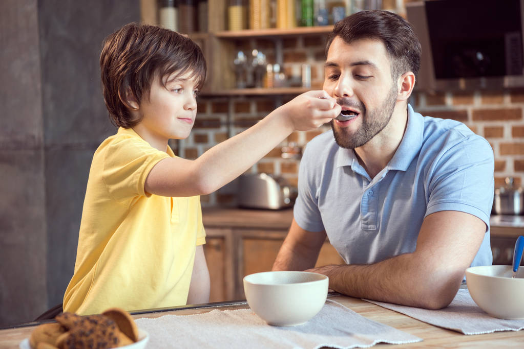 Padre e hijo desayunando
 - Foto, imagen
