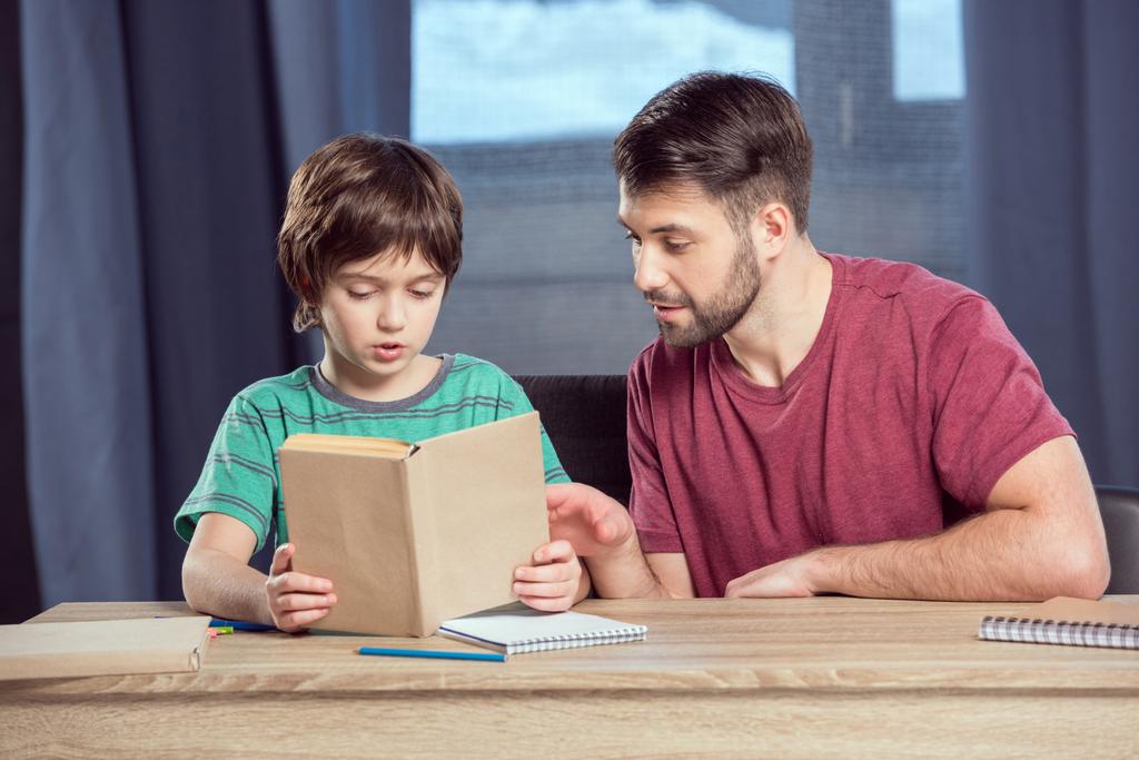 Vader helpt zoon huiswerk te maken  - Foto, afbeelding