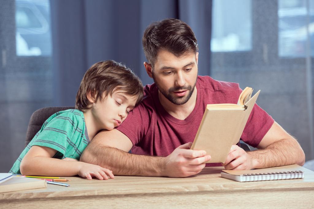Père aidant son fils à faire ses devoirs  - Photo, image