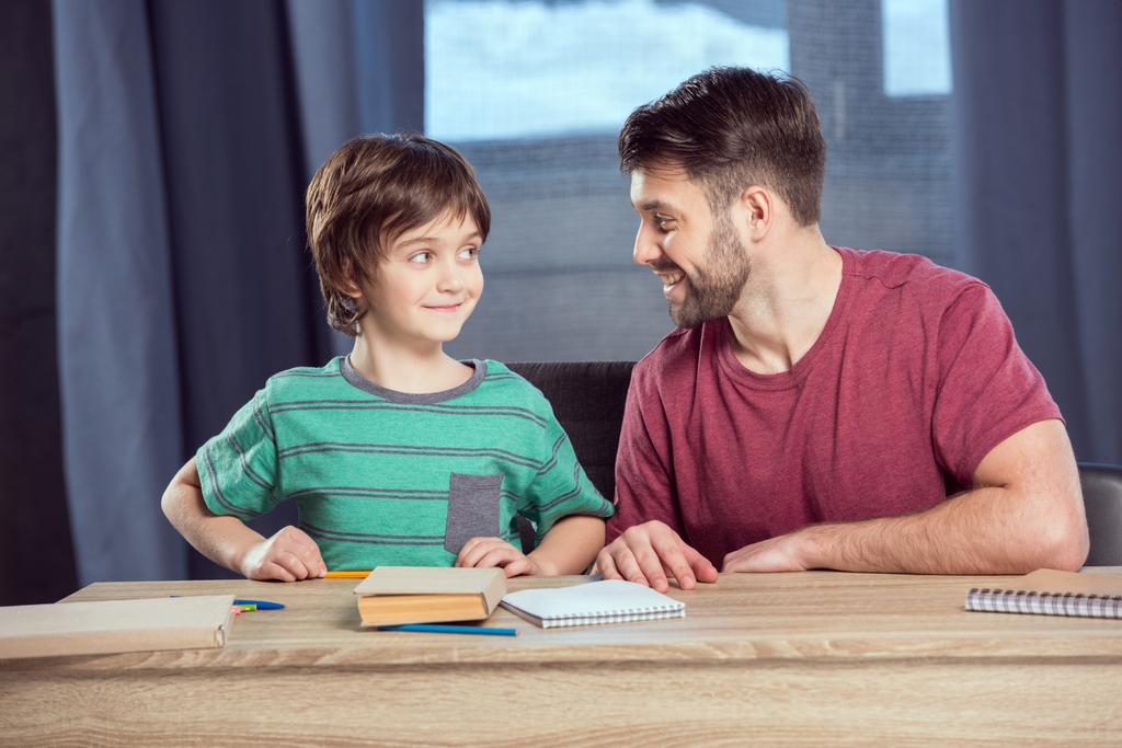 Padre aiuta il figlio a fare i compiti  - Foto, immagini