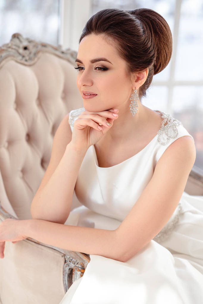 Detailní portrét krásné bruneta nevěsty s elegantní účes a make-up nosí dlouhé luxusní svatební šaty - Fotografie, Obrázek