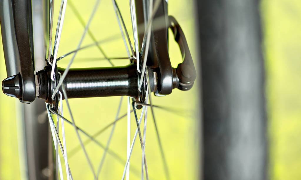 Detail van de rubberen band van nieuwe fiets - Foto, afbeelding