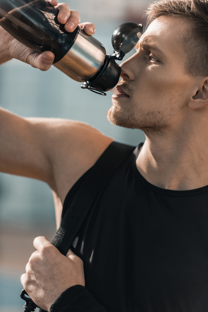 Спортсмен пьет воду
 - Фото, изображение