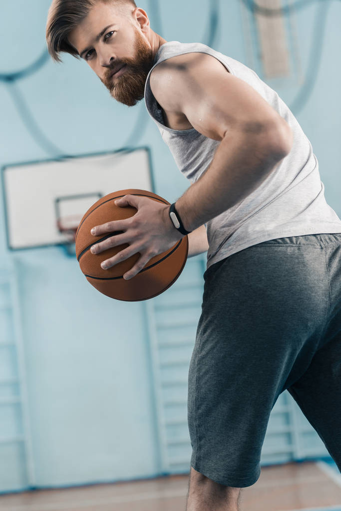 basketbalspeler met bal - Foto, afbeelding