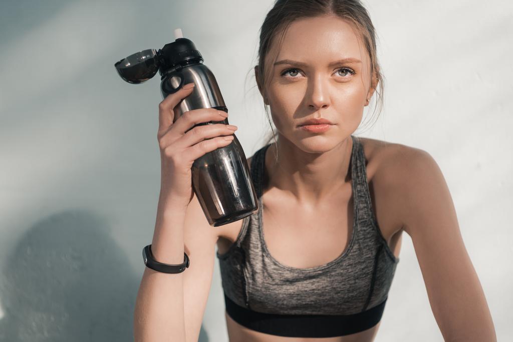 sportieve vrouw met fles water - Foto, afbeelding