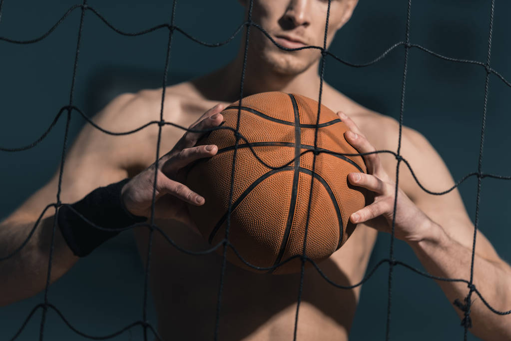 Sportlicher Mann mit Basketball-Ball - Foto, Bild