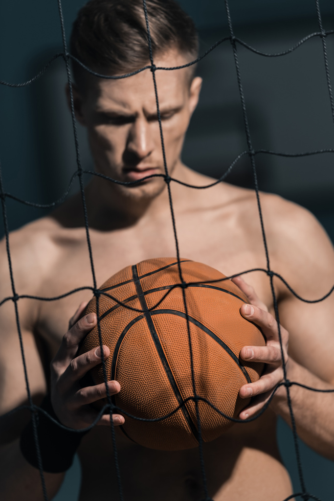 спортивний чоловік з баскетбольним м'ячем
 - Фото, зображення