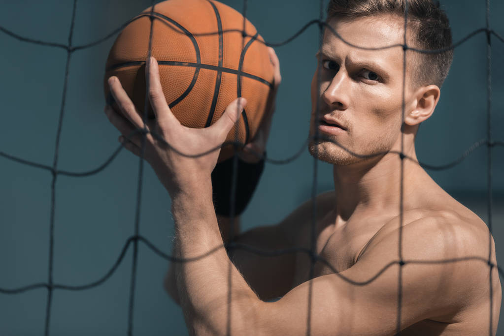 Sportlicher Mann mit Basketball-Ball - Foto, Bild