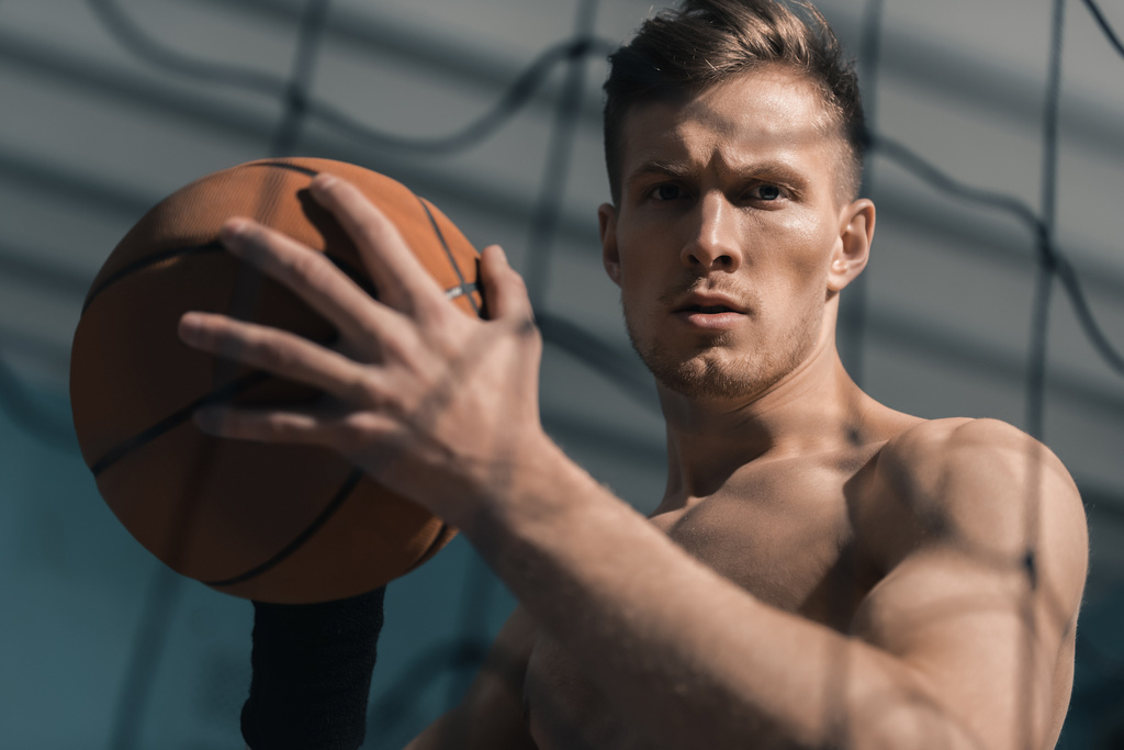hombre deportivo con pelota de baloncesto
 - Foto, imagen