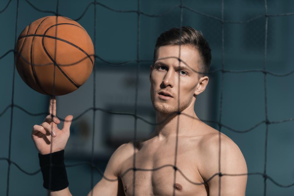 basketbol topu ile sportif adam - Fotoğraf, Görsel