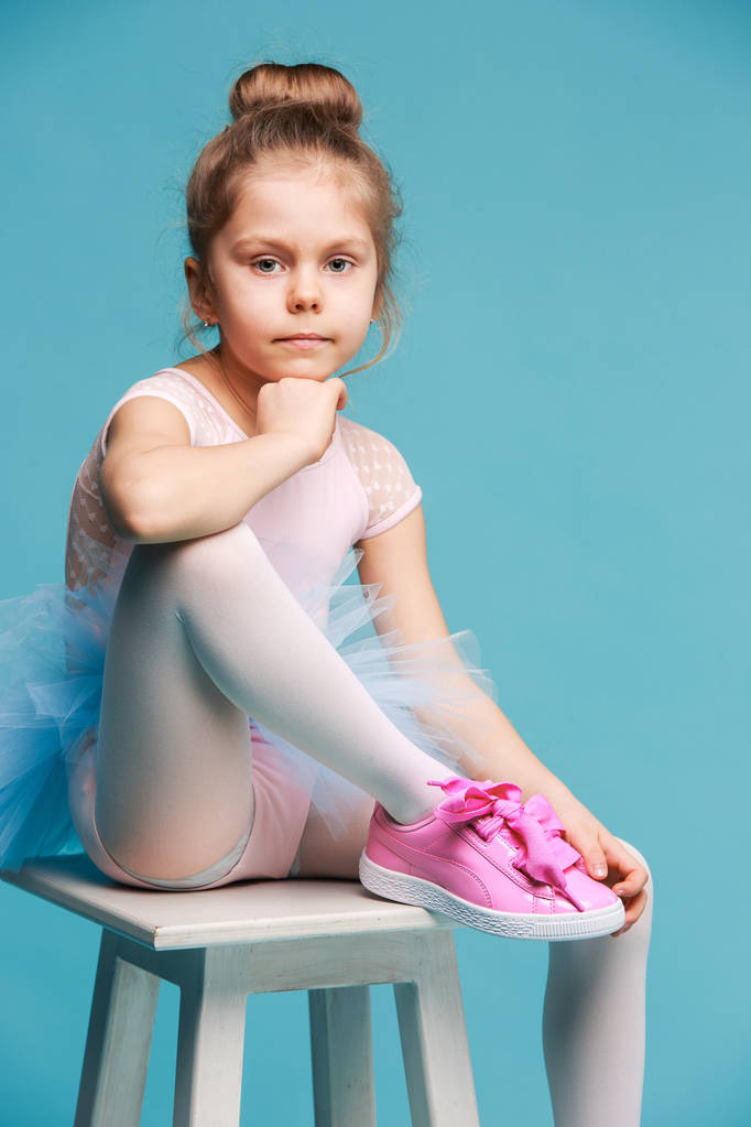 La pequeña bailarina de balerina sobre fondo azul
 - Foto, imagen