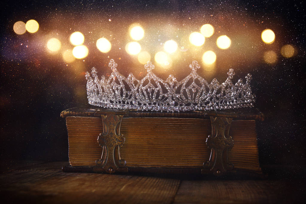 corona de la reina del diamante en libro viejo
 - Foto, Imagen