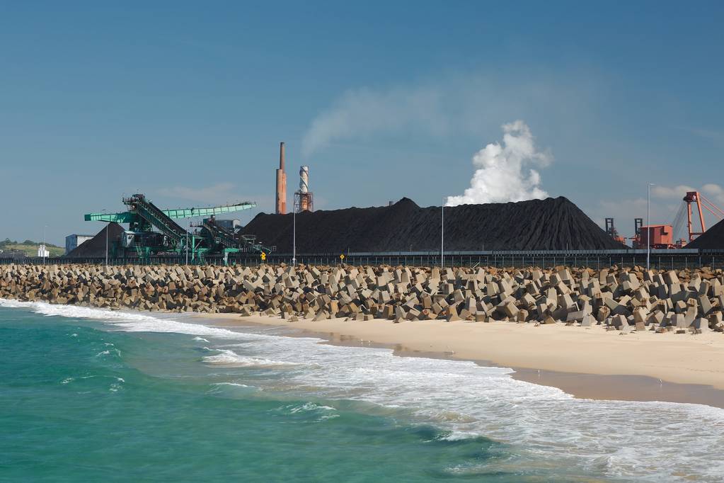Pieux de charbon au bord de la mer
 - Photo, image