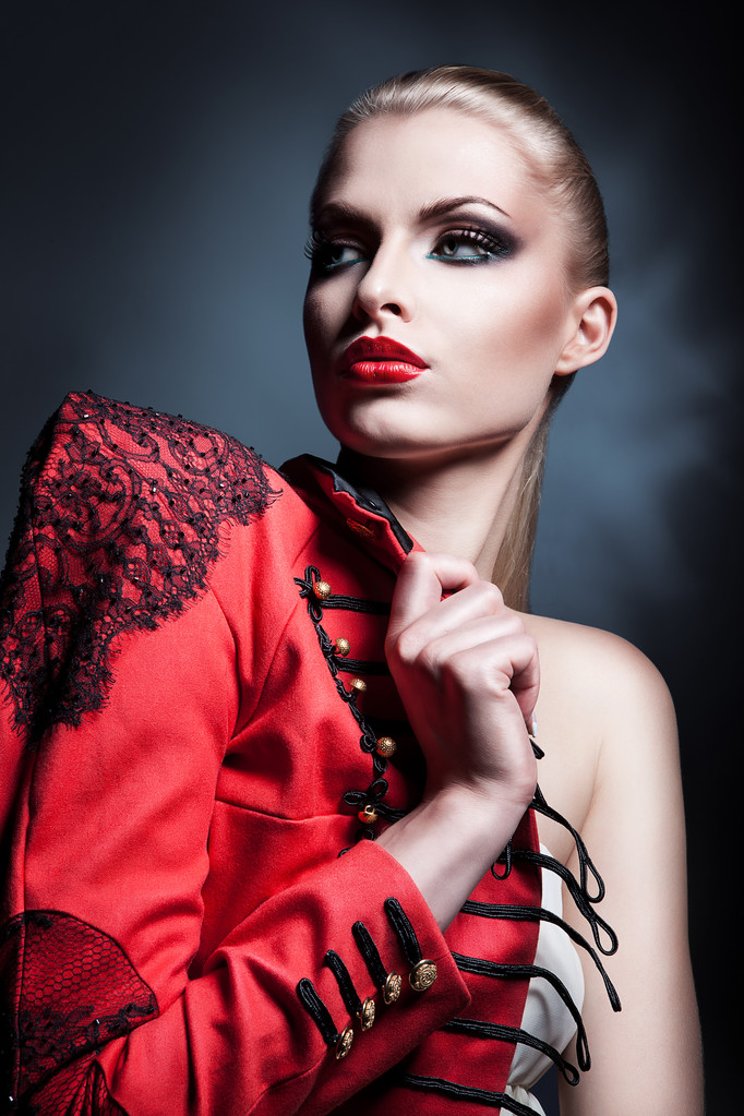 σέξι ξανθιά γυναίκα με κόκκινα χείλη - Φωτογραφία, εικόνα