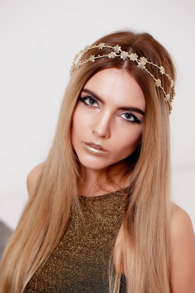 Krásná dívka model v Studio natáčení krásy. Zlaté make-up, dlouhé vlasy, zlatý vrch. Teplý - Fotografie, Obrázek