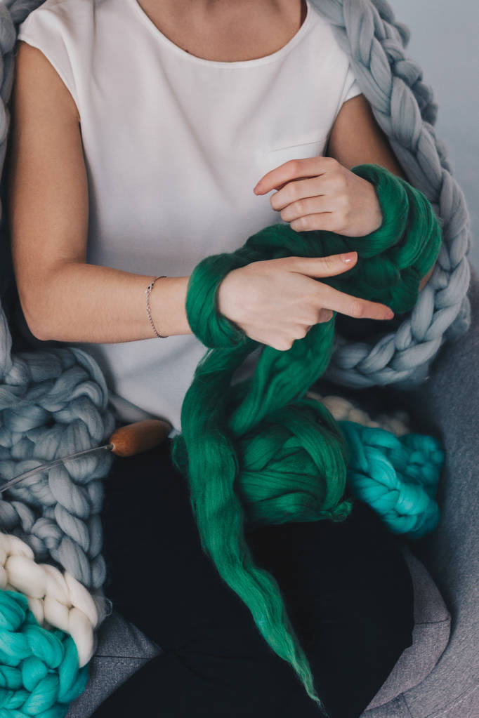 Jonge vrouw knittig merinoswol - Foto, afbeelding