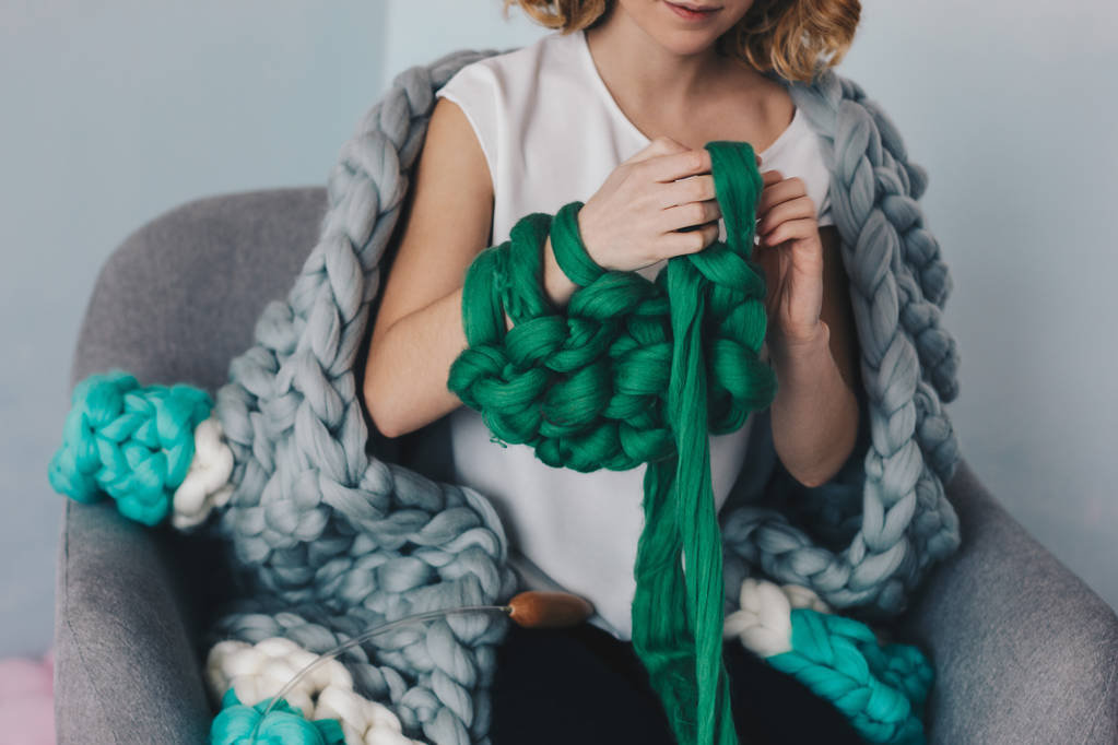 Mujer joven tejer lana merino
 - Foto, Imagen