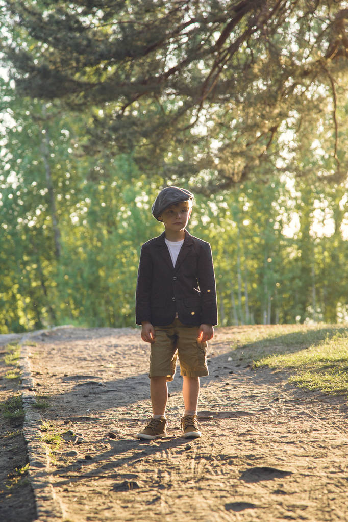 Молодой стильный мальчик в начале вечера со старомодной одеждой Retro, на открытом воздухе, сладкий и симпатичный
 - Фото, изображение