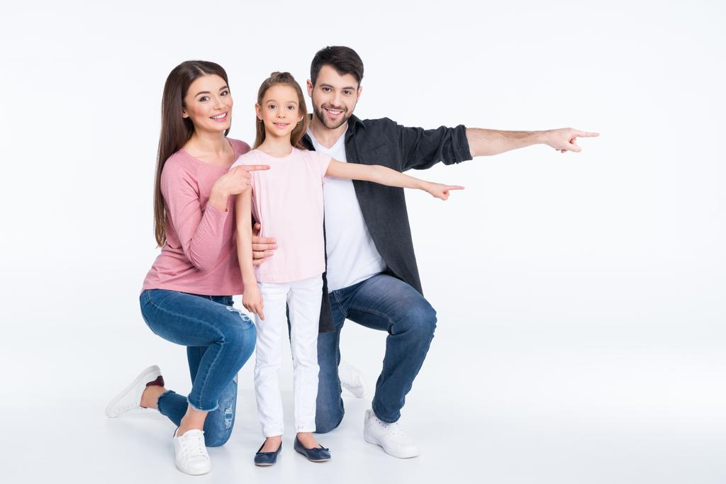 Szczęśliwa rodzina wskazując - Zdjęcie, obraz