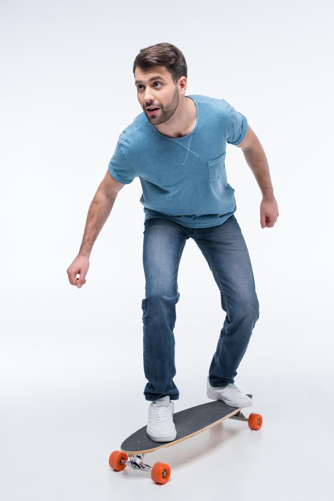Молодой человек со скейтбордом - Фото, изображение