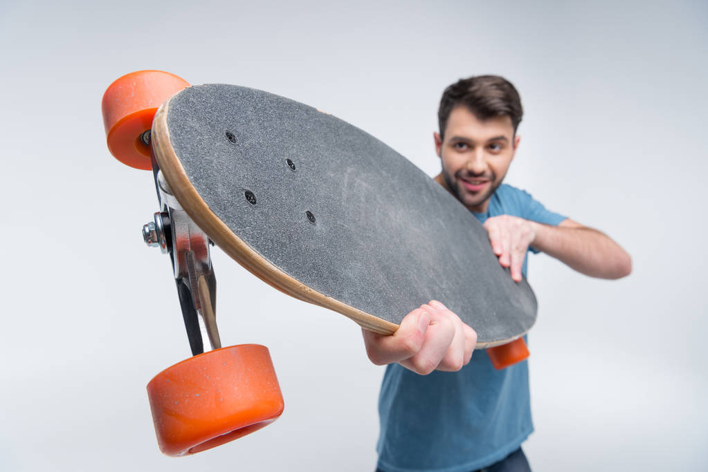 Giovane con skateboard - Foto, immagini