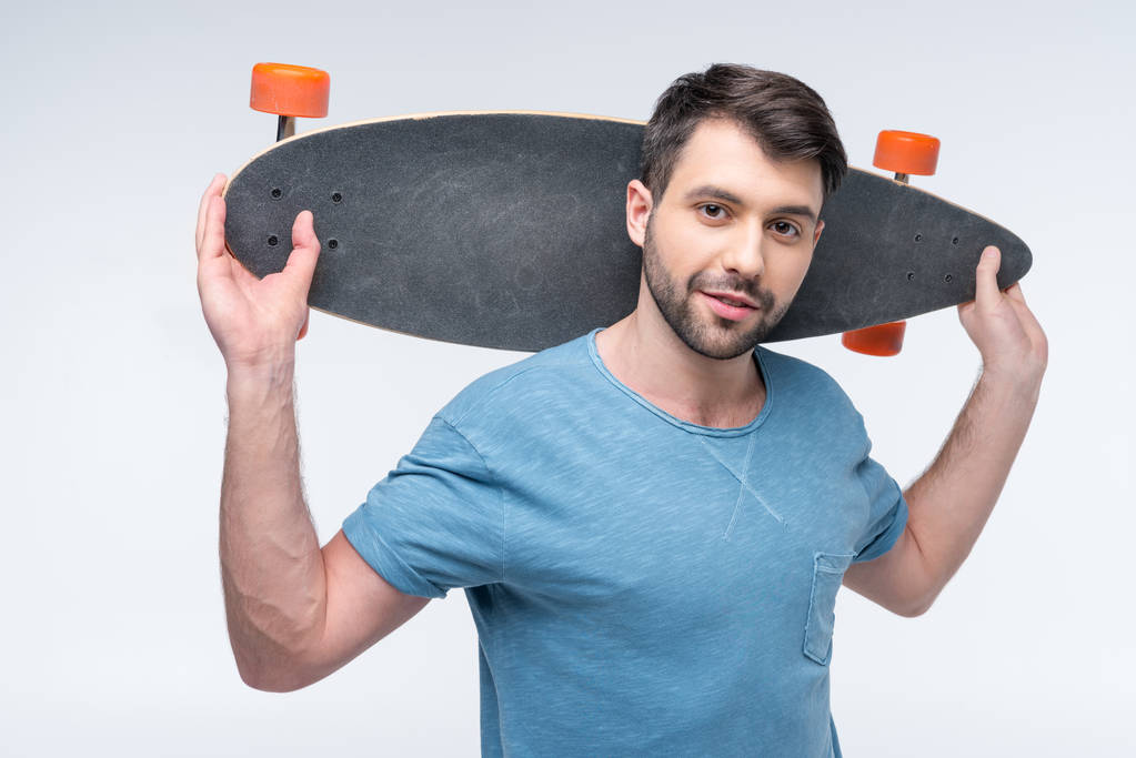 Молодой человек со скейтбордом - Фото, изображение