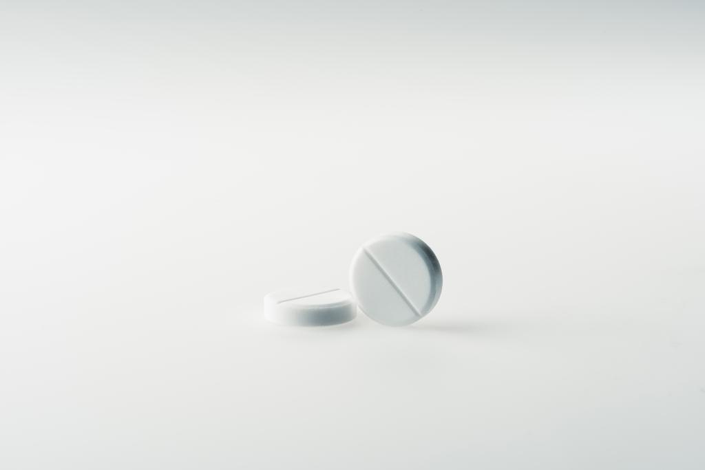 Yuvarlak beyaz tabletler   - Fotoğraf, Görsel