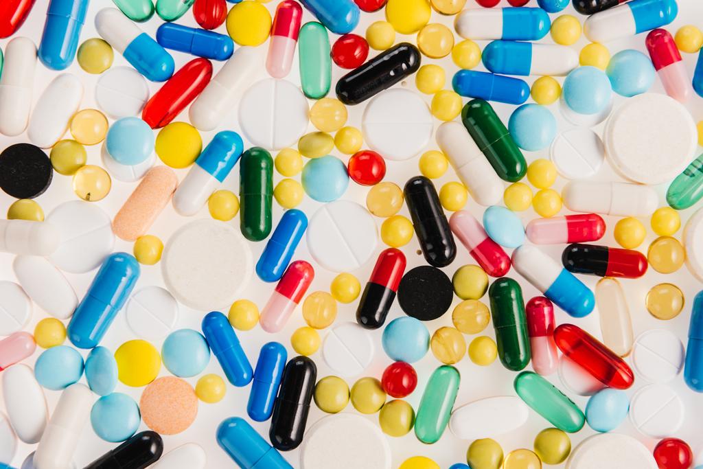 Montón de píldoras de colores
  - Foto, Imagen