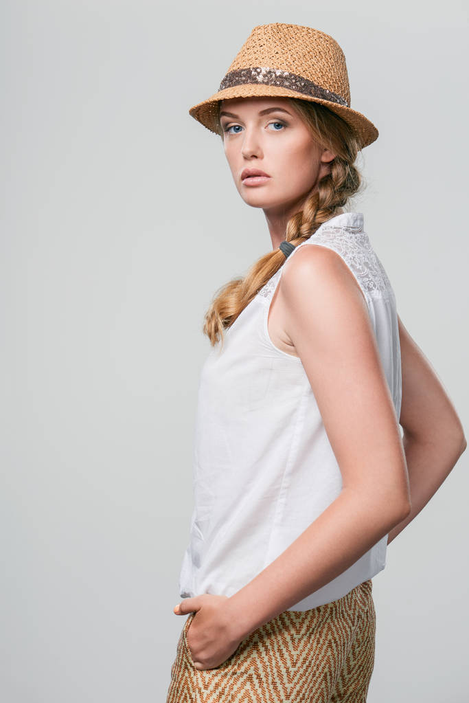 Γυναίκα που φοράει καπέλο αχύρου fedora καλοκαίρι - Φωτογραφία, εικόνα