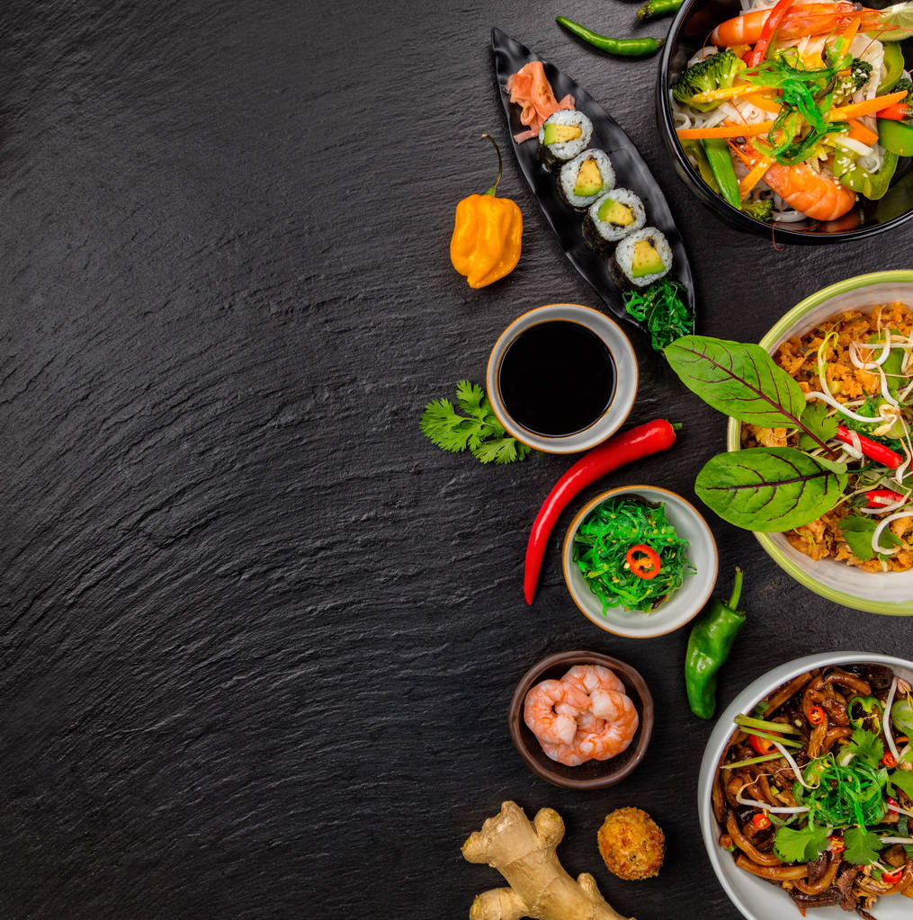 Comida asiática servida em pedra preta, vista superior, espaço para texto
 - Foto, Imagem
