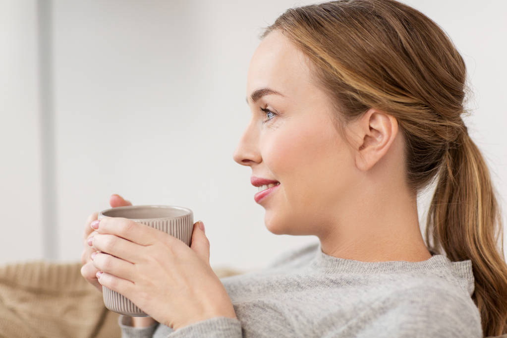 donna felice con tazza o tazza bere a casa
 - Foto, immagini